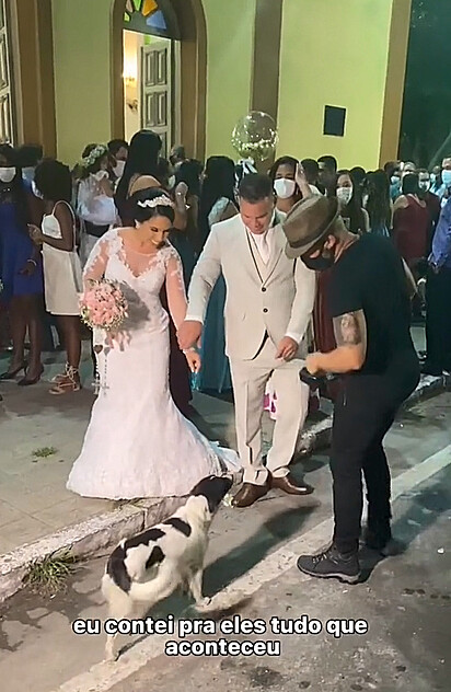 O fotógrafo está explicando para o casal sobre a cachorrinha