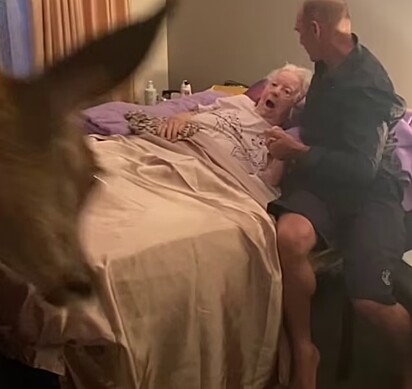 A idosa ficou espantada com a surpresa.