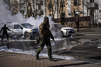 Soldado nas ruas da Ucrânia.