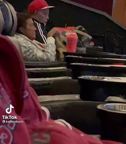 O casal está no cinema.