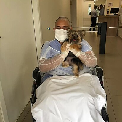 Maria Eduarda recebeu a visita da Amora no hospital.