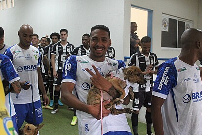 Os jogadores do Santo André participaram da ação social promovida pela ONG União Andreense de Proteção Animal (UAPA).