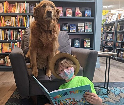 Ruby está acompanhando a leitura de uma criança.