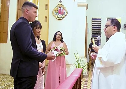 Os noivos Antônio Eliwelton Rodrigues da Silva e Brenda Jamille e o padre César Retrão.