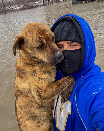 Brady segura no colo a cachorrinha resgatada.