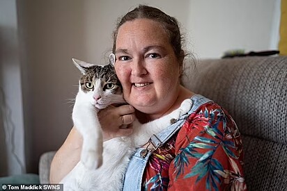 A mulher foi atendida a tempo no hospital, graças ao gato.