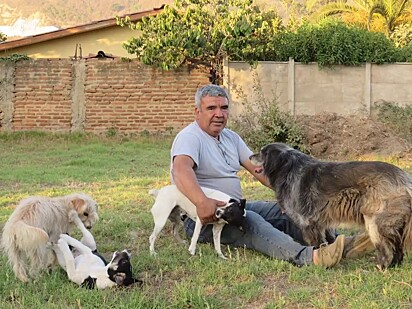 Renato junto dos seus cães.