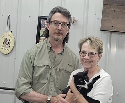 Paula Christine segurando um gato e ao lado o médico veterinário.