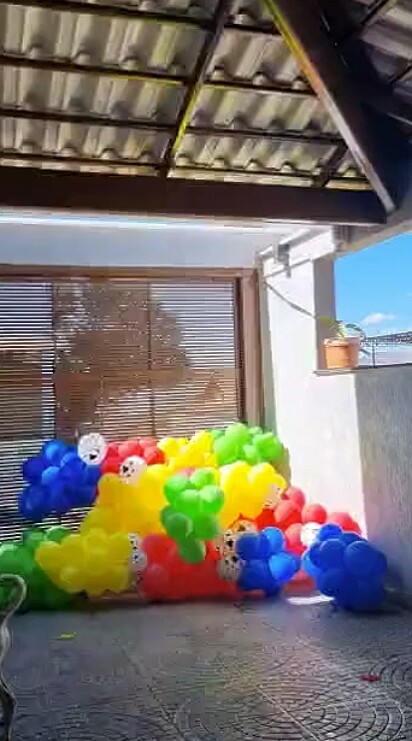 Os balões foram colocados no pátio de casa.