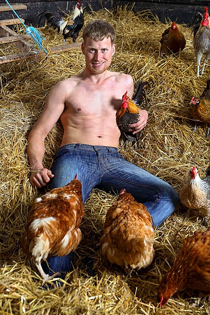 Fazendeiro rodeado de galinhas.