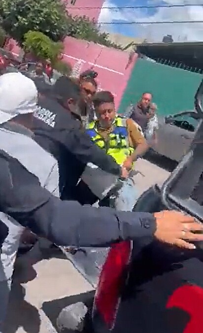 Polícia salva indivíduo de linchamento, mas vira-lata caramelo não perdoa; vídeo Policiais levam homem até viatura 