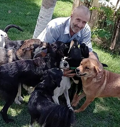 Antônio está brincando com os cães