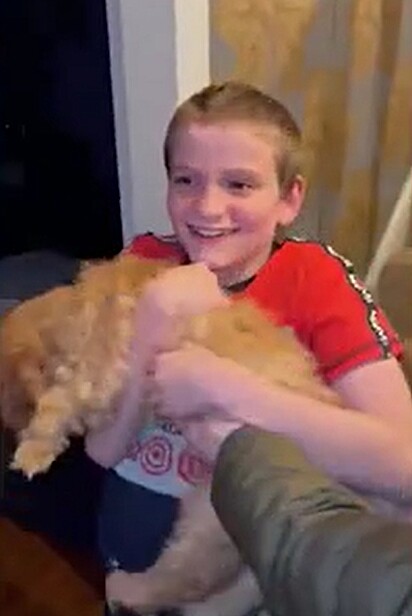 Oscar ganhou de presente do seus pais um cachorro.