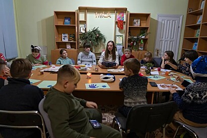 As crianças estavam conversando com a psicóloga Oksana Sliepora.