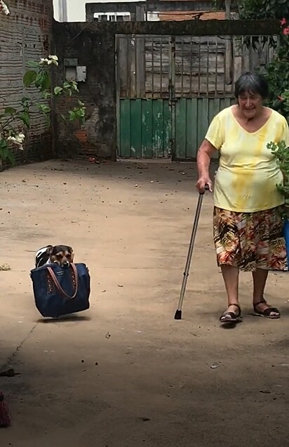 Rebeca acompanha a idosa até dentro de casa.