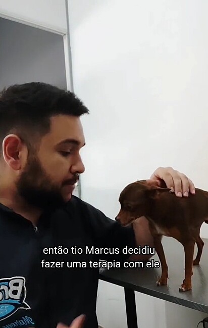 Marcus conversando com um dos cães.