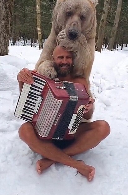 Sergei com o seu amigo urso. 