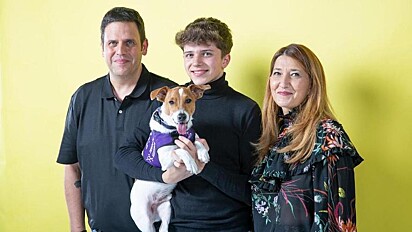 Pablo acompanhado de seus pais, Ana e Júlian e seu cão Oddie. 