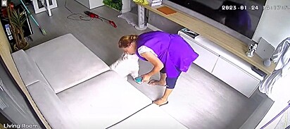 A faxineira não resiste e a cada segundo abraça o cão.