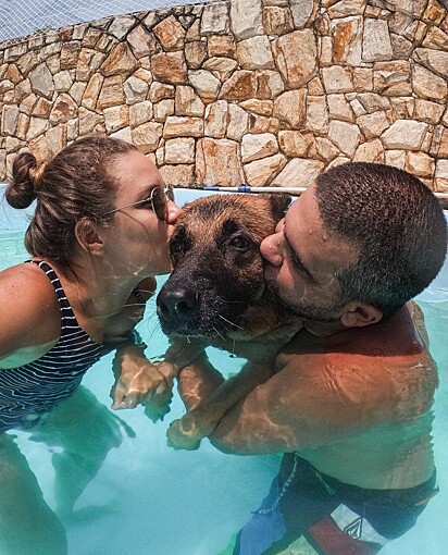 Karol e Luis nadando com a Luna.