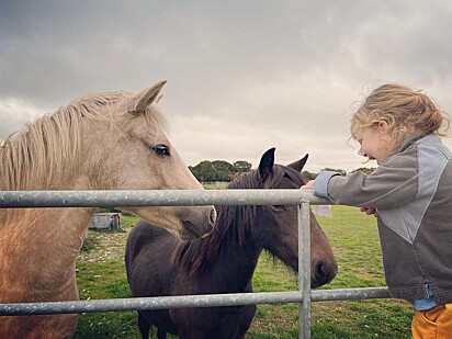 A pequena adora participar das atividades que envolvam os cavalos.
