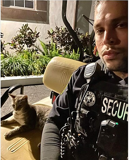 Eu e minha parceira de patrulha, diz a legenda da imagem no Instagram de Michael. 