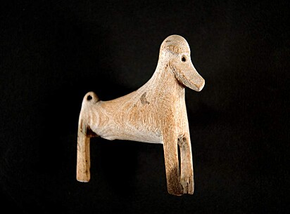 Um dos artefatos mais antigos descobertos na Nova Zelândia é este cão de madeira esculpido. Foi encontrado na Caverna de Monck, na Península de Banks.