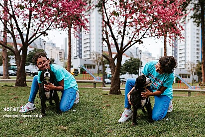 Fotógrafo vai as ruas para fazer registros de cães vira-latas com seus respectivos donos.