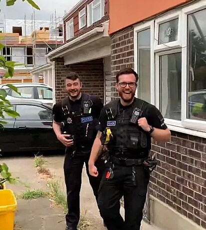Os policiais riram muito da situação com o papagaio