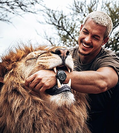 Dean acumula milhões de seguidores nas redes sociais, que acompanham seu magnífico trabalho com os animais selvagens.