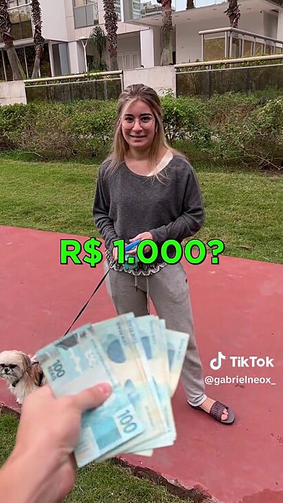 O rapaz ofereceu R$ 1.000,00 e a mulher rejeitou.