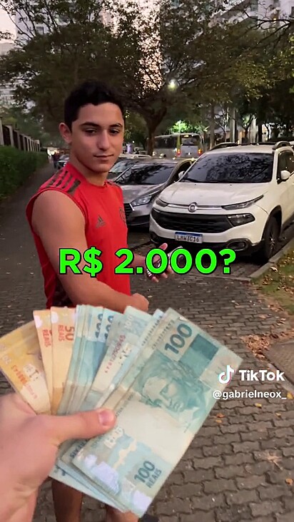 Gabriel ofereceu R$ 2.000,00 para o rapaz e ele ficou tentado.