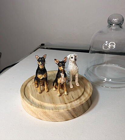 Miniatura de três cachorros. Arte feita em biscuit.