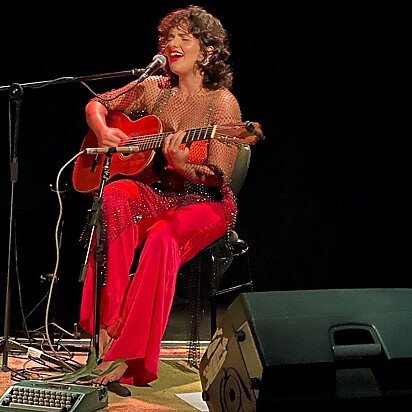 Luisa Doné é cantora e compositora.