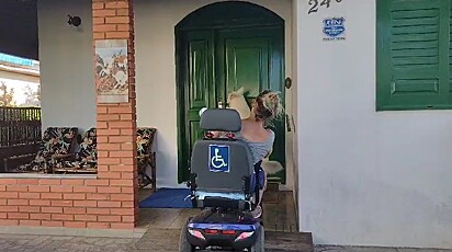 Nathan abrindo a porta para a sua dona.