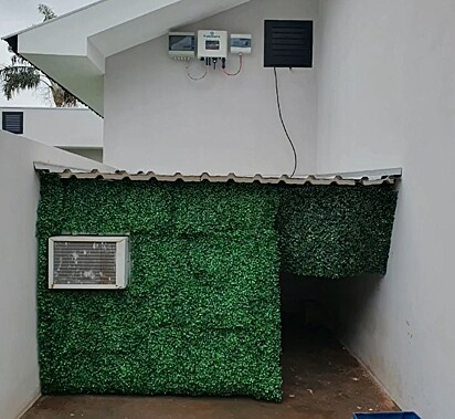Além de colocar o ar condicionado, Bruna também forrou a casa com grama artificial.