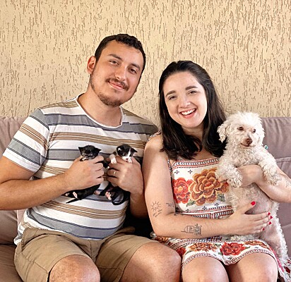Leticia, o noivo, os bebês gatinhos e a cadelinha da família. 