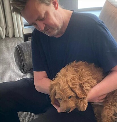 Foto que Matthew compartilhou nas redes sociais, apresentando seu novo amigo canino.