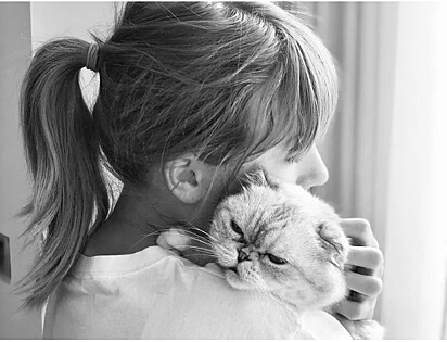 Taylor Swift abraçando um de seus gatos. A cantora é apaixonada por pets.