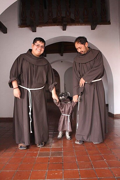 Carmelo na companhia de dois monges.