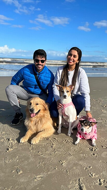 Bindji com a sua família na praia.