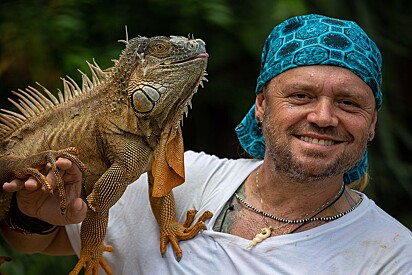 O biólogo Richard Rasmussen com um lagarto. 