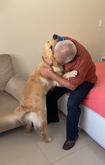 O pai de Letícia abraçando o cão que ele não queria. 