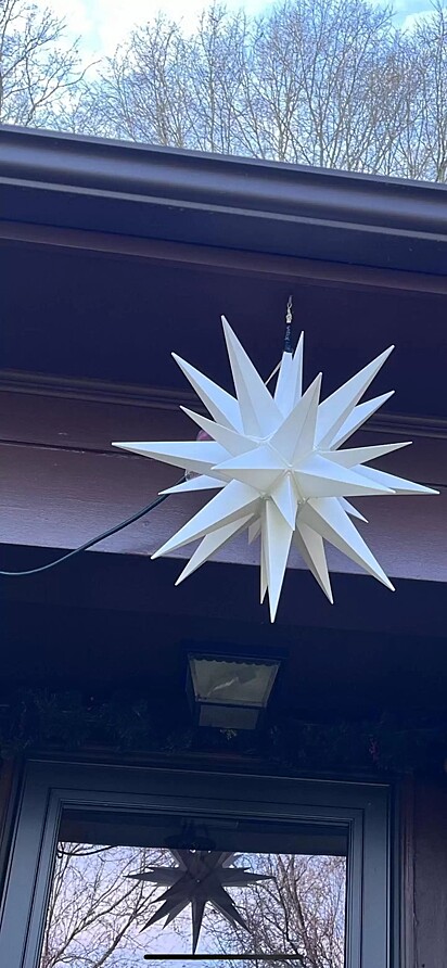 A estrela foi pendurada na varanda da casa.