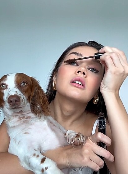 Franciny Ehlke criando uma maquiagem inspirada no seu cachorrinho, Cookie.