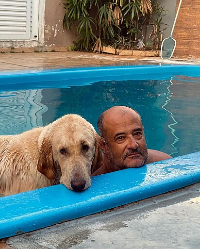 Zyon com seu avô na piscina.