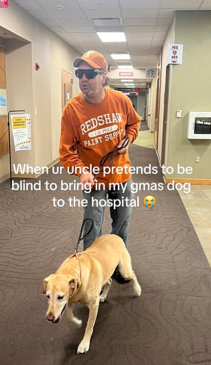 O homem se finfiu de cego para poder entrar com o cachorro no hospital.