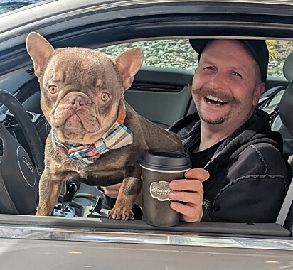 Mr. Muggles e o tutor indo tomar um Puppuccino, um cappuccino para cachorros.