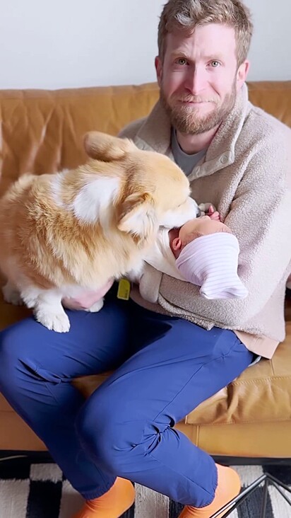 O pai e tutor ficou emocionado ao ver a família completa.