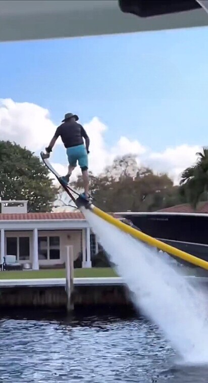 um homem resolveu ‘voar’ sobre as águas ligado a um jet ski.